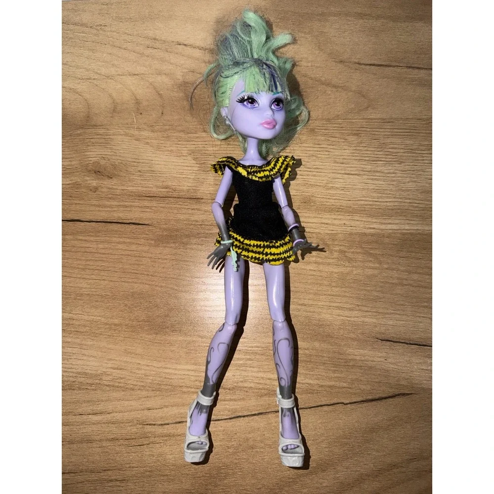Monster High Twyla Doll 13 Wishes Series (2013 Mattel) Green & Purple Hair Used